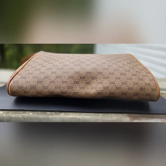 EUC Vintage Gucci Crossbody - Picture 4 of 11